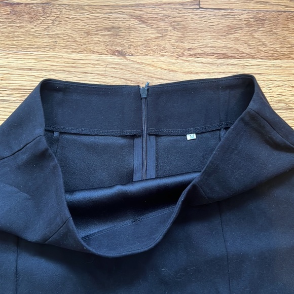 Black Shein mini skirt with thigh slit - Picture 3 of 3